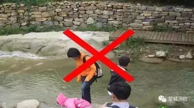 幼童落水2同伴被吓懵 4分钟无人呼救